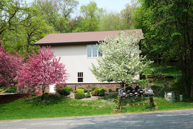 view of side of property featuring a lawn