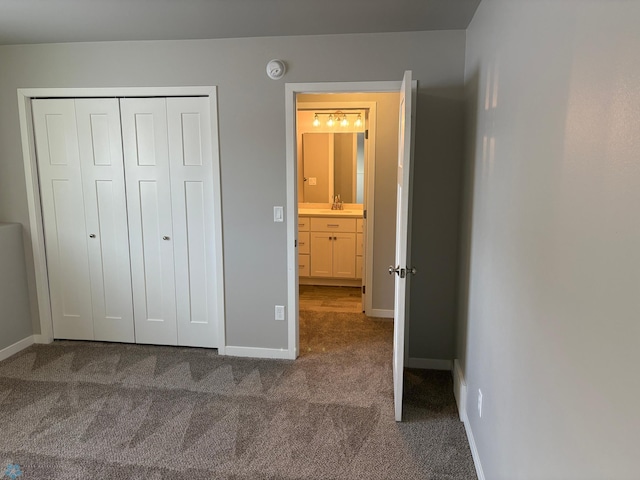 unfurnished bedroom with carpet flooring and a closet