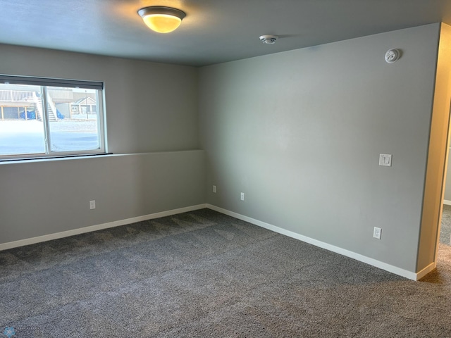 unfurnished room with carpet