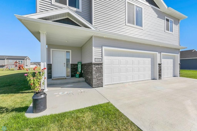 view of front of home with a garage and a front yard