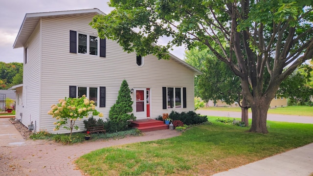 view of front of property featuring a front lawn