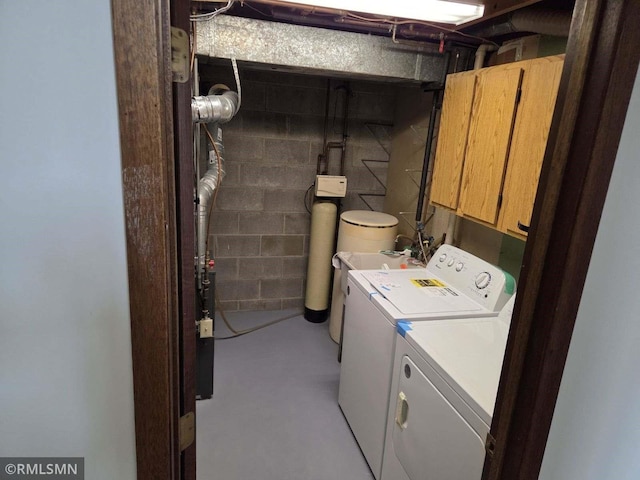 laundry area featuring cabinets and washing machine and clothes dryer