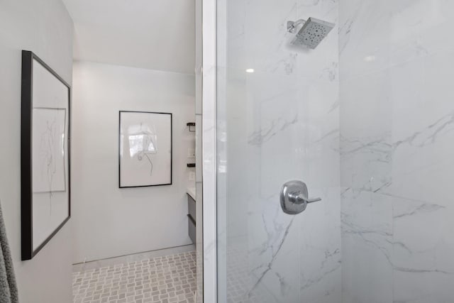 bathroom featuring tiled shower