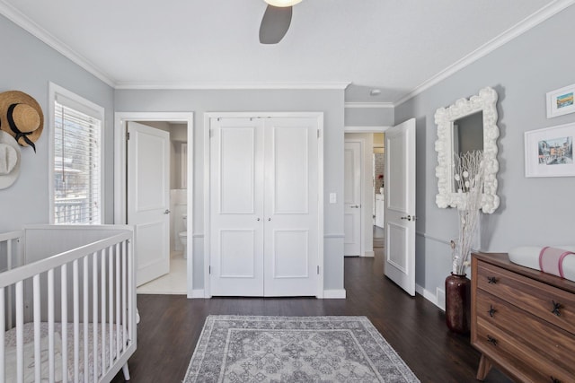 bedroom featuring a closet, crown molding, dark hardwood / wood-style floors, and ceiling fan