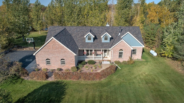 view of front facade featuring a front yard and a porch