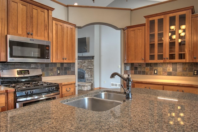 kitchen featuring tasteful backsplash, sink, crown molding, and stainless steel appliances