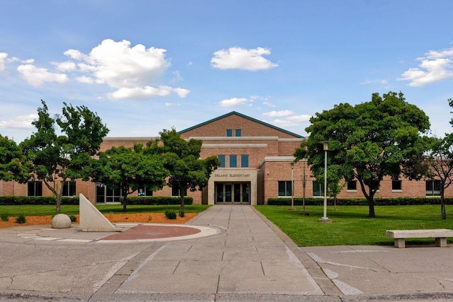 view of front of home featuring a front lawn