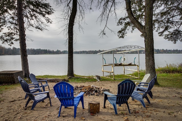 view of yard featuring a water view