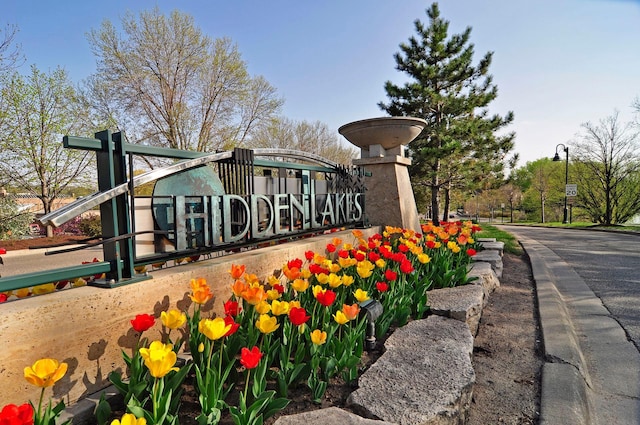 view of community / neighborhood sign