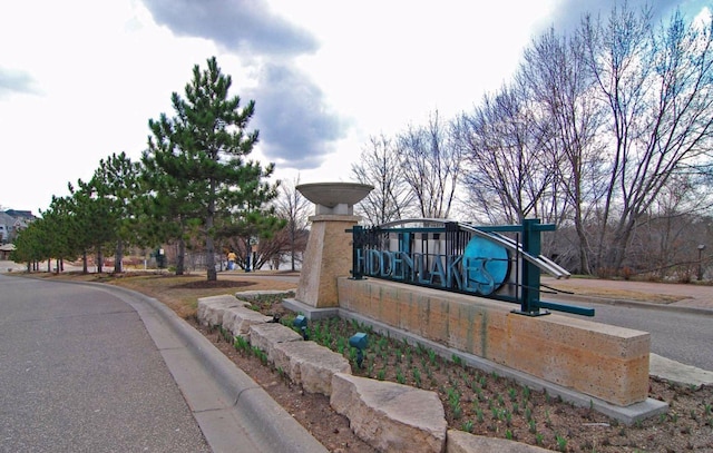 view of community / neighborhood sign