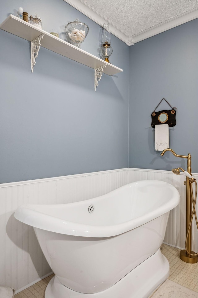 bathroom featuring a textured ceiling and a bathing tub