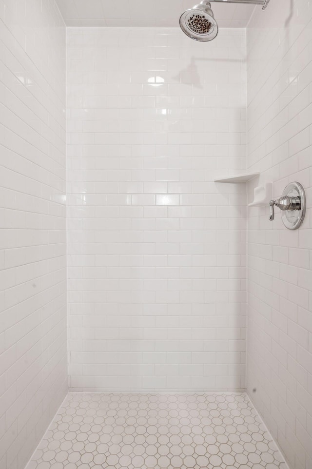 bathroom featuring tiled shower