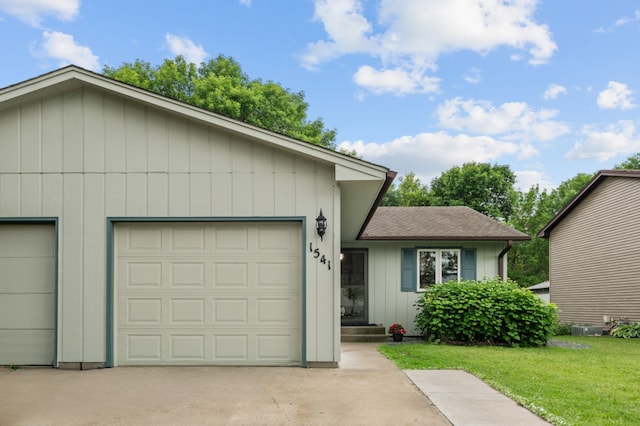 1541 2nd Ave SE, Cambridge, MN 55008 - view of front facade featuring a front lawn, concrete driveway, an attached garage, and roof with shingles