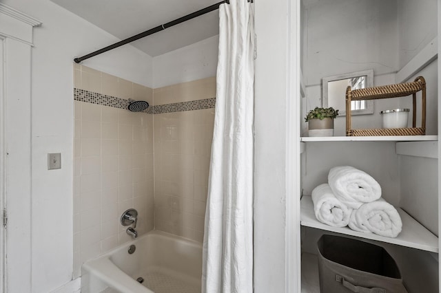 818 Sherburne Ave, Saint Paul, MN 55104 - bathroom featuring shower / tub combo with curtain
