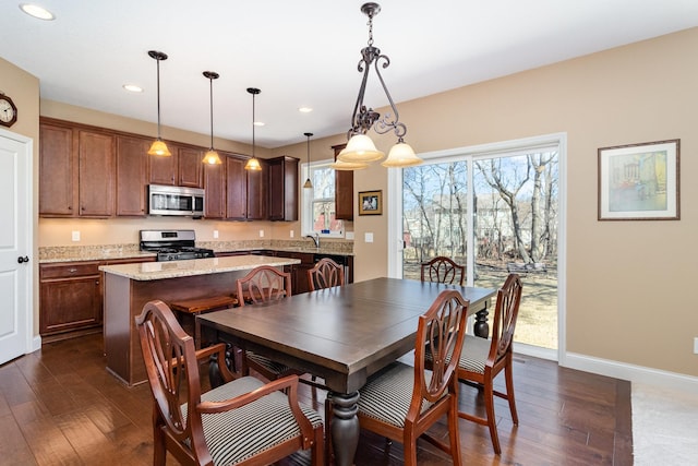 dining space featuring recessed lighting, dark wood finished floors, and baseboards