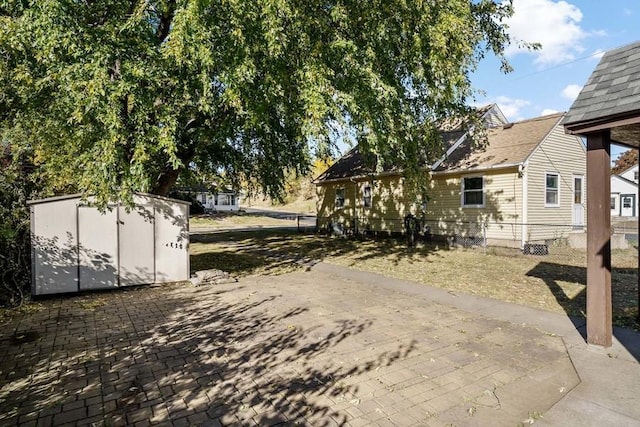 view of yard featuring a storage shed