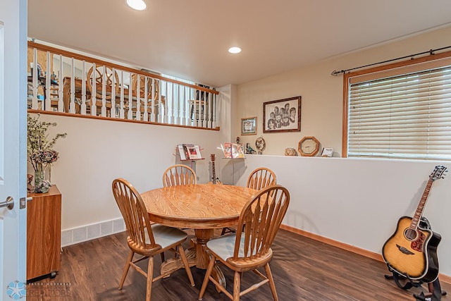 dining room with dark wood-style floors, recessed lighting, visible vents, and baseboards