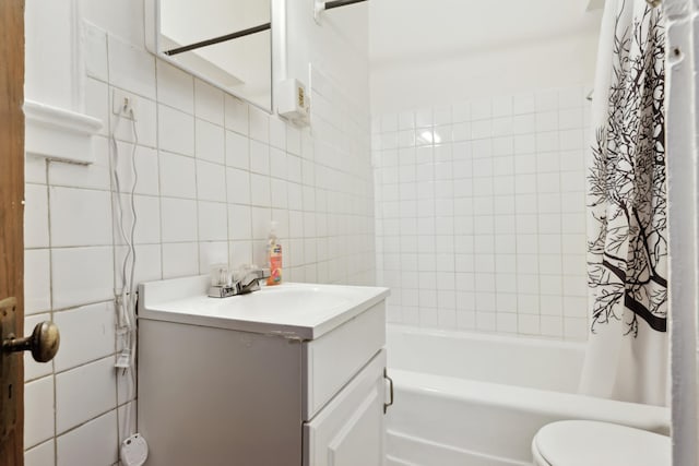 full bathroom with shower / tub combo with curtain, tile walls, backsplash, vanity, and toilet