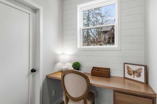 932 Orchard Ln, Roseville, MN 55113 - office space with built in desk
