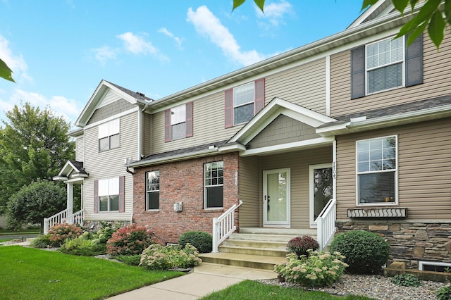 view of front facade featuring a front yard