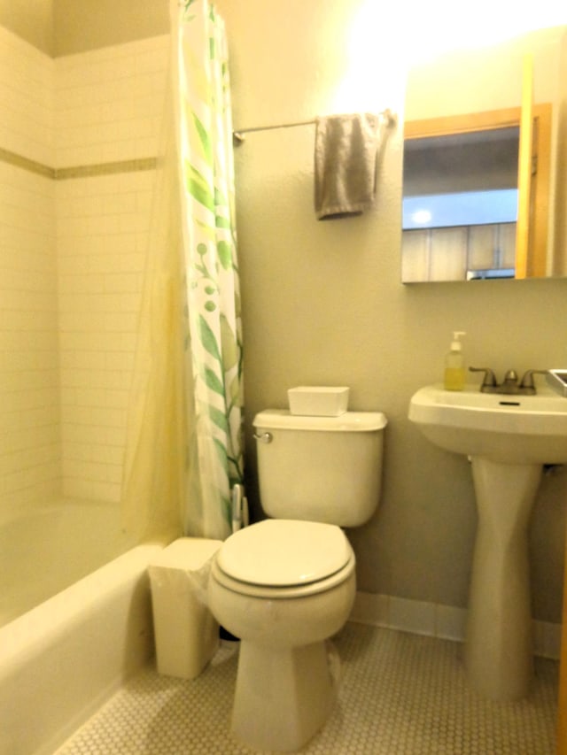 full bathroom featuring sink, toilet, tile patterned flooring, and shower / bath combo with shower curtain