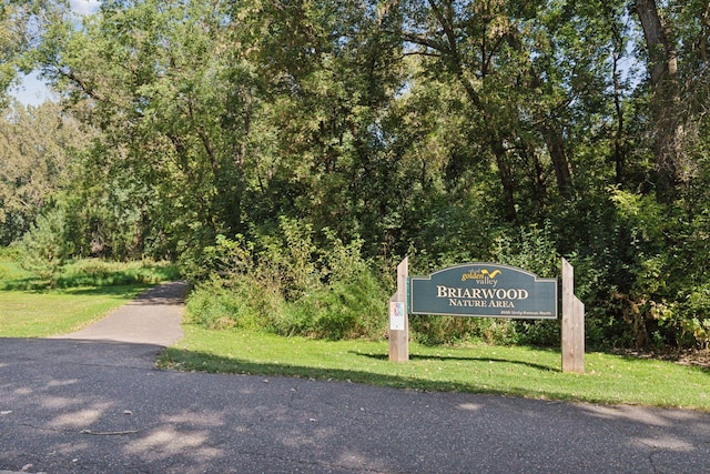 community sign with a yard