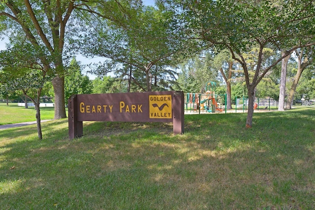 community / neighborhood sign featuring a yard