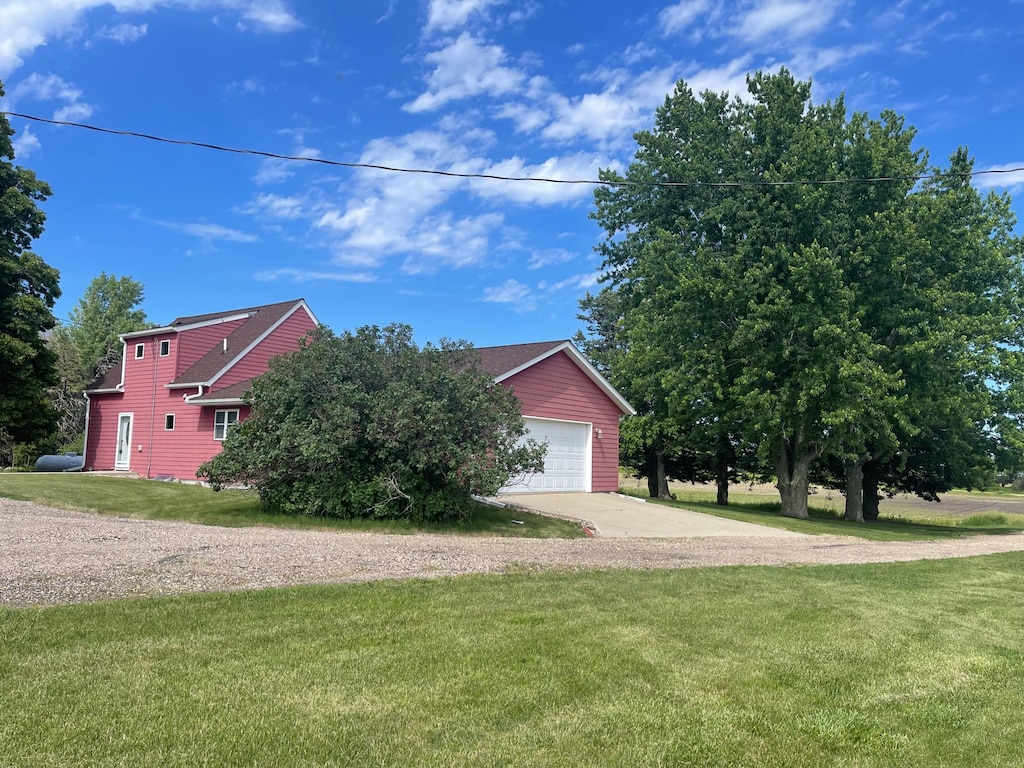 view of front facade featuring a garage and a front yard