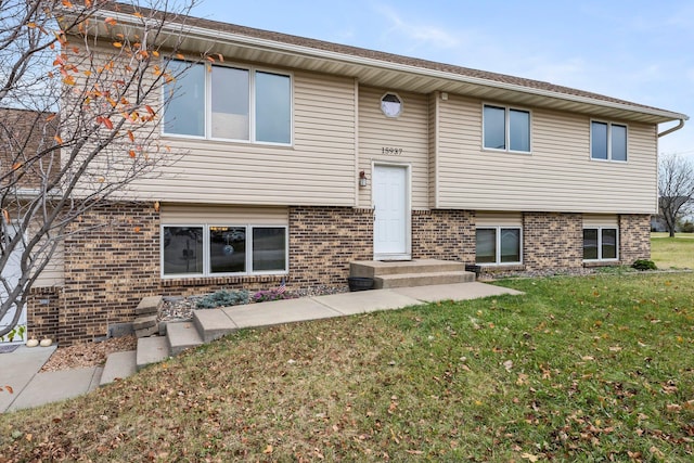 bi-level home featuring a front yard