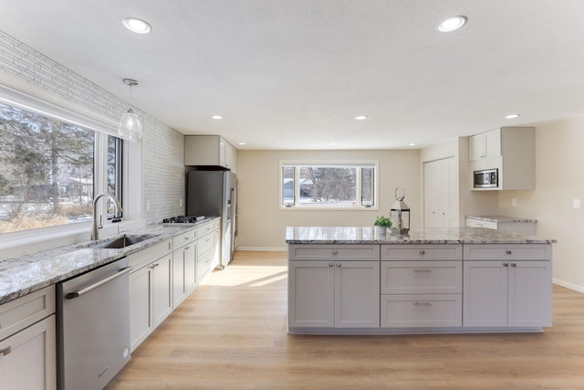 3571 Centerville Rd, Vadnais Heights, MN 55127 - kitchen featuring stainless steel appliances, a sink, light wood finished floors, a kitchen island, and recessed lighting