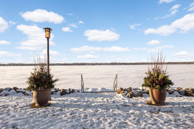 view of yard featuring a water view