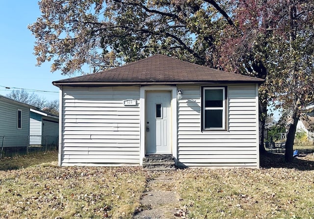 view of front facade featuring a front lawn