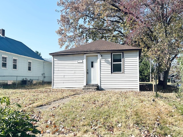 view of front of property with a front yard