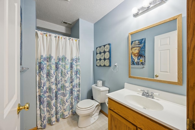 full bath featuring a textured ceiling, vanity, a shower with curtain, toilet, and visible vents