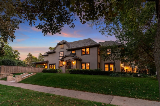 view of front of property featuring a yard