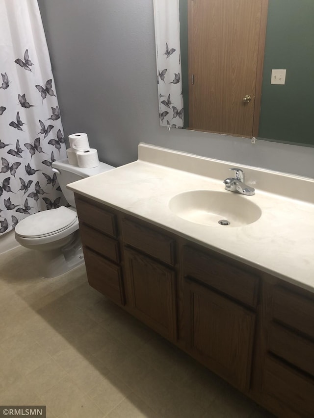 full bath with a shower with curtain, toilet, and vanity