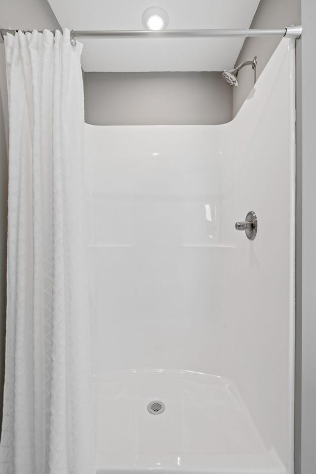 bathroom featuring a shower with shower curtain