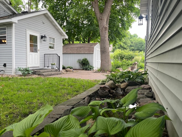 view of yard with a storage unit