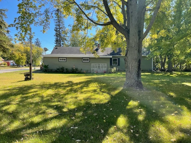 view of front of house featuring a front lawn