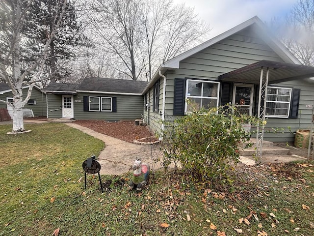 view of front of house with a front lawn