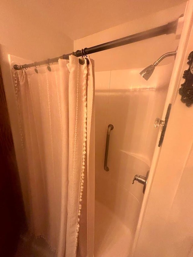 bathroom featuring a shower with curtain