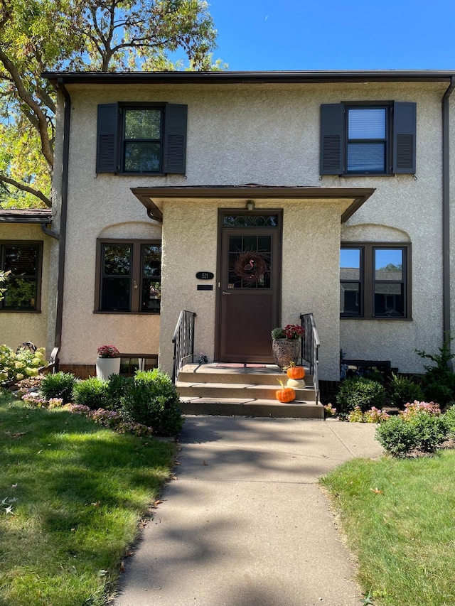 view of front of home featuring a front yard