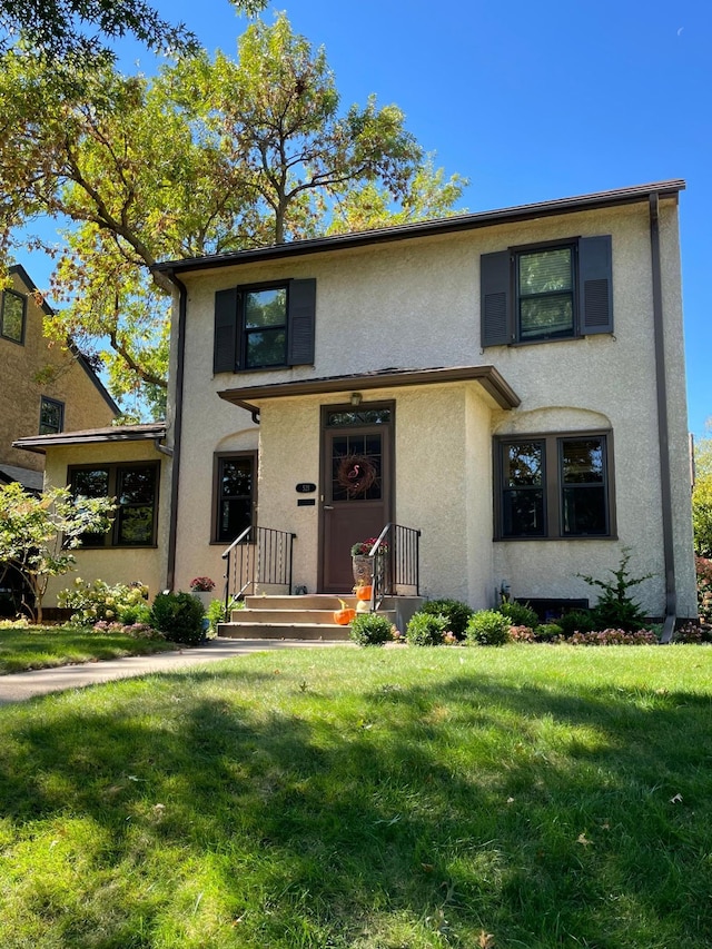 view of front of home featuring a front yard