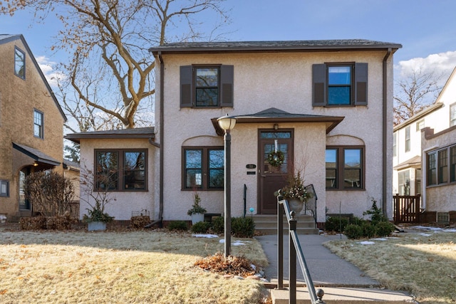 view of front of property featuring a front yard