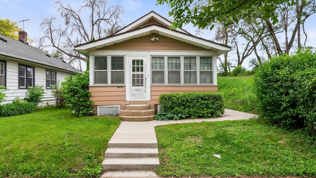1514 York Ave, Saint Paul, MN 55106 - shotgun-style home with entry steps and a front lawn