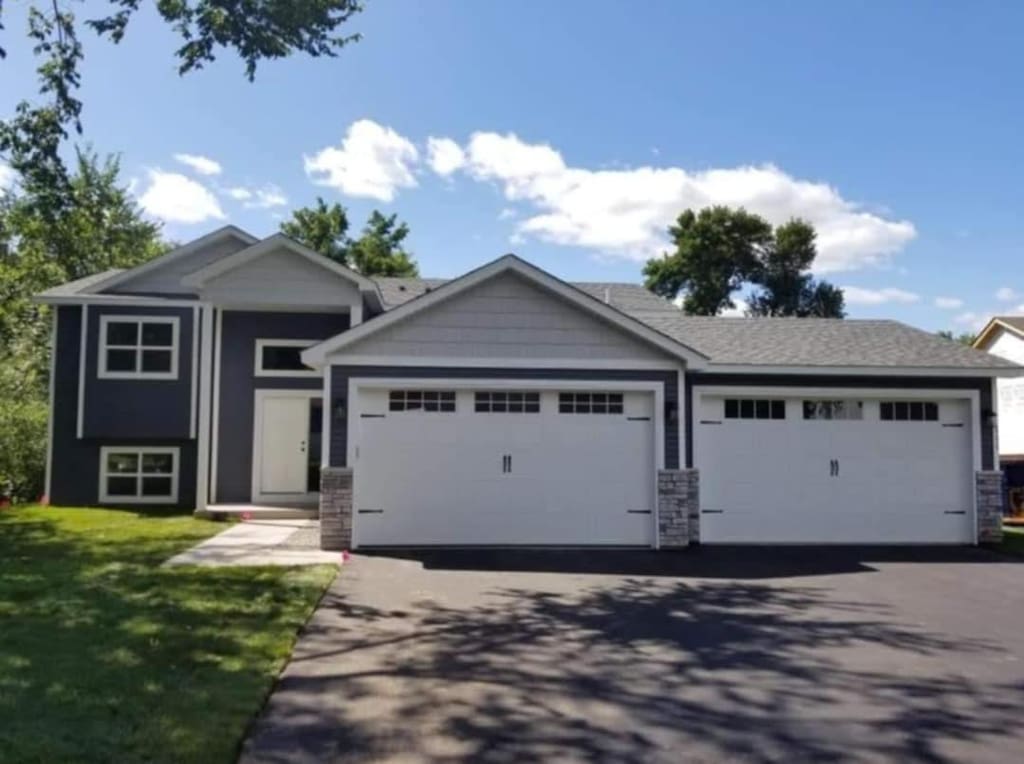 view of front facade with a front lawn