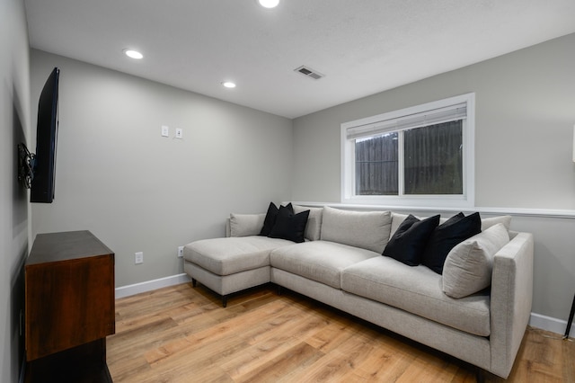 living area with recessed lighting, baseboards, visible vents, and light wood-type flooring