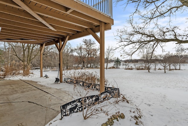 view of yard layered in snow