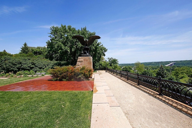 598 Summit Ave Unit 1, Saint Paul, MN 55102 - surrounding community with a lawn