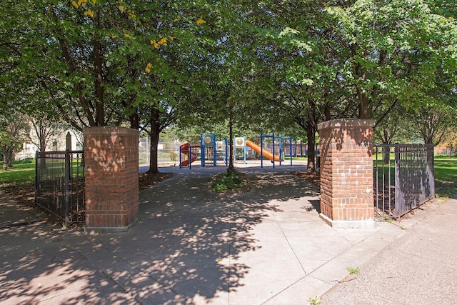 598 Summit Ave Unit 1, Saint Paul, MN 55102 - view of gate